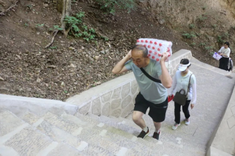 助力文旅市场 展示产投风采——市产投集团组织开展员工登山比赛活动(图6)